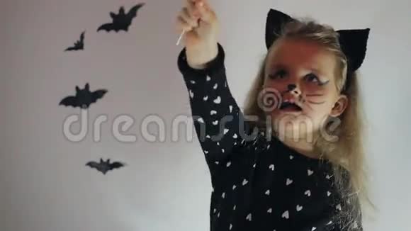 穿着猫万圣节服装的小女孩视频的预览图