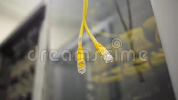 服务器机架上挂着两根黄色以太网电缆视频的预览图