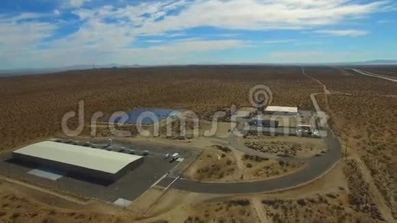 沙漠中的太阳能发电厂空中视频视频的预览图
