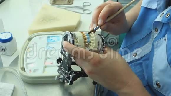 牙科技师在牙科实验室从事金属陶瓷假体的制造视频的预览图