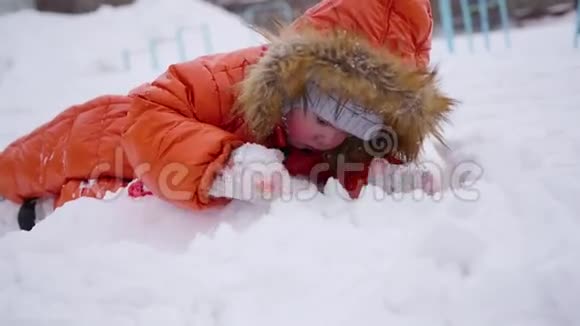 快乐的孩子在阳光明媚的冬日在公园里玩得很开心冬天的雪景露天空气视频的预览图