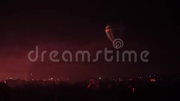 夜辉热气球社区节飞行员准备拿缓慢移动的热气球火热在里面视频的预览图