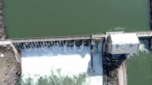 博伊西河流经这座历史悠久的引水大坝视频的预览图