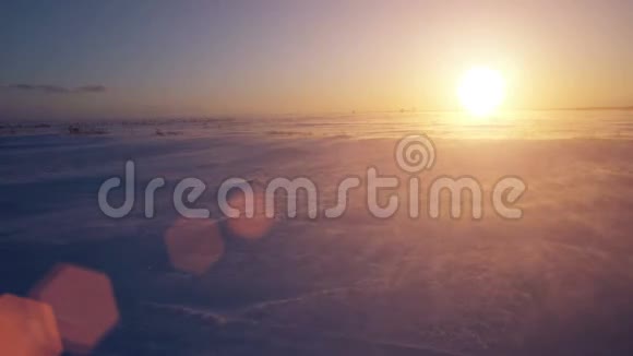 一个人去暴风雪风和太阳寒冷的北极冰冻的雪漂流视频的预览图