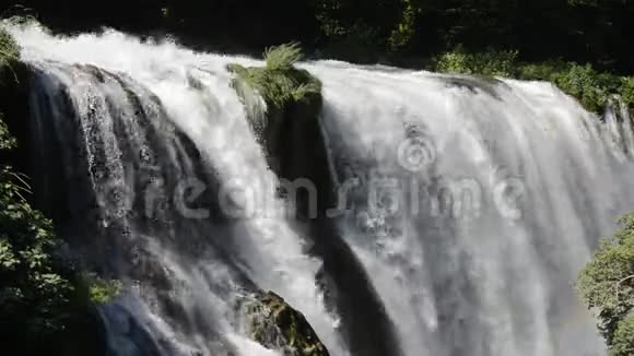 意大利瀑布卡斯卡塔德尔马尔莫尔山瀑布视频的预览图