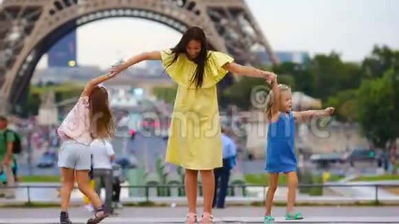 埃菲尔铁塔附近巴黎的幸福家庭法国暑假旅游和人的概念视频的预览图