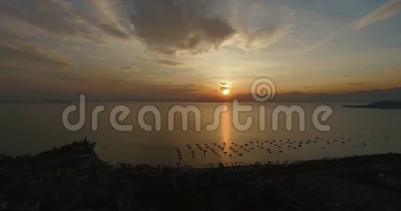 在美丽的加尔达湖LagodiGarda上欣赏美丽的日落全景这里有山脉游艇和视频的预览图