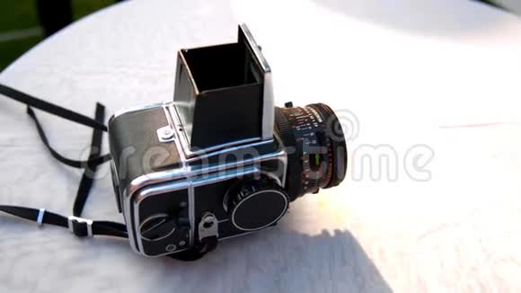 Hasselblad相机躺在一张白色的桌子上视频的预览图