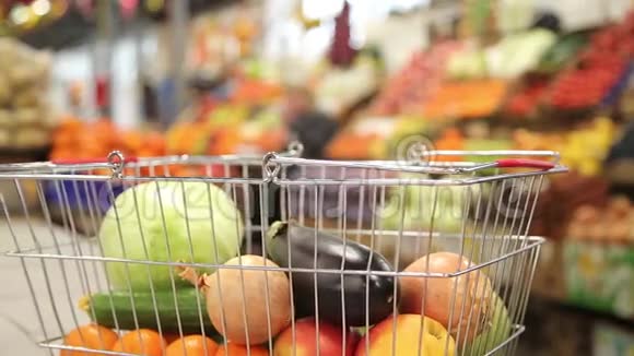 装满蔬菜和水果的购物车视频的预览图
