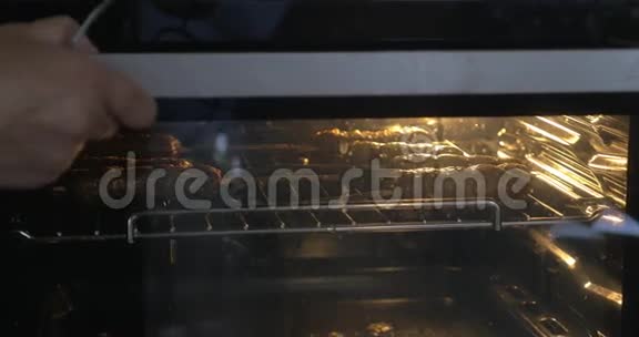 在烤箱里煮肉菜视频的预览图