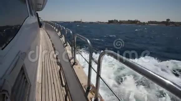乘坐豪华游艇穿越热带海洋视频的预览图