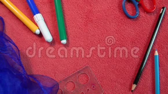 铅笔和记号笔在粉红色的背景上有许多美丽的儿童图画视频的预览图