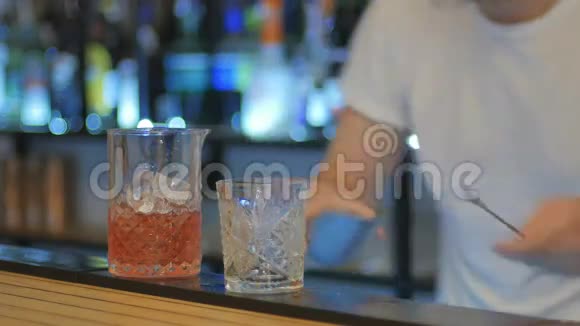 在酒吧里准备酒精鸡尾酒的贴身酒保视频的预览图
