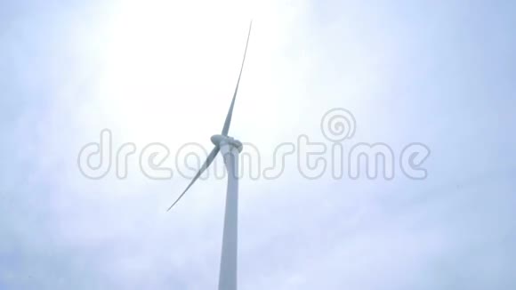 风力发电玉米地风力发电机的特写视频的预览图