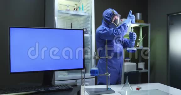 穿着防护服和蓝屏的科学家视频的预览图