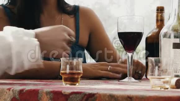 女孩坐在房子里的露台上端着饮料穿白衬衫的人拿玻璃视频的预览图