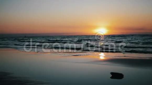 在海边欣赏美丽的红色日落平静的波浪水自然地平线视频的预览图