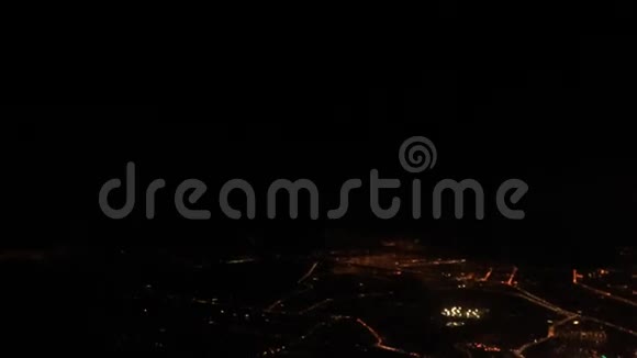 机场航站楼灯光下夜间机场滑行道视频的预览图