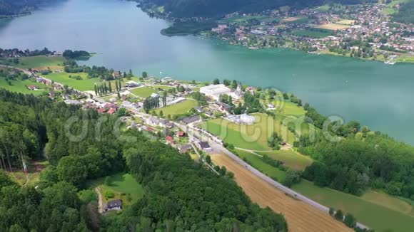 奥谢赫在卡伦滕看到了风景秀丽的奥斯夏湖夏季全景视频的预览图