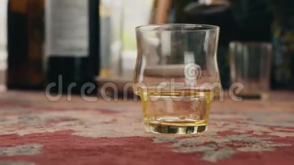 人们在露台上喝酒人们把干邑倒在桌上的短杯里加油视频的预览图