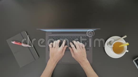 桌面景色他在笔记本电脑上打字视频的预览图