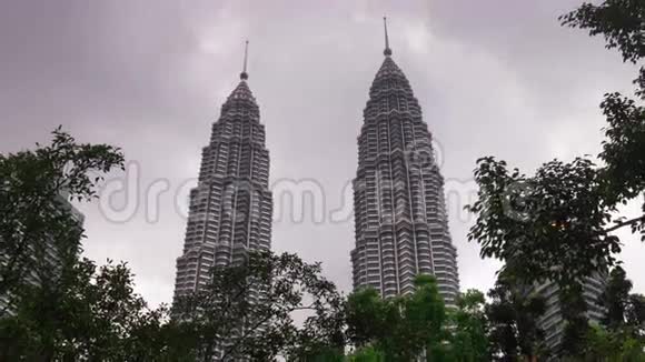 白天多雨的天空吉隆坡著名的双子塔顶端4k的时间流逝马拉西亚视频的预览图