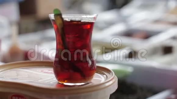 市场柜台上有一杯土耳其热茶视频的预览图