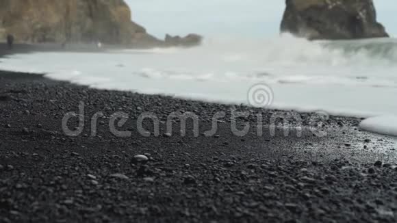 海滩上的岩石关闭视频的预览图