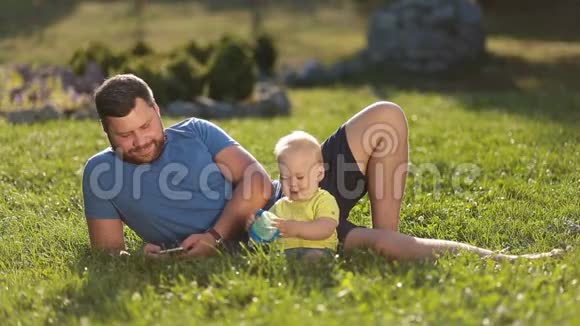 微笑的父子在户外休闲视频的预览图