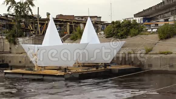 大船模型在河上视频的预览图