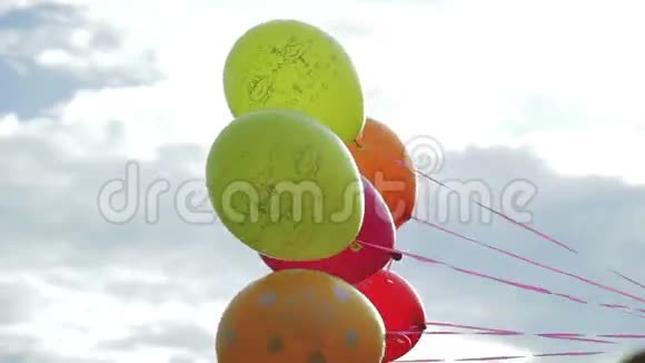 风中形成的气球慢动作视频的预览图