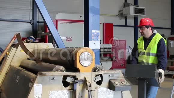 工人用三个滚筒弯曲液压机上的金属视频的预览图