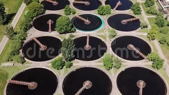 图形旋转涡轮对工业污水处理厂的水净化视频的预览图