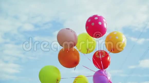 风中形成的气球慢动作视频的预览图