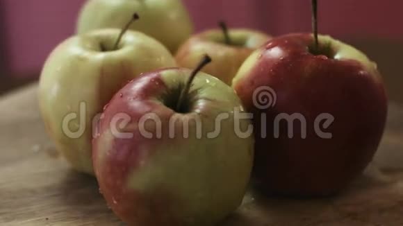 新鲜美味的苹果刚刚洗过仍然湿因为水木制的背景视频的预览图