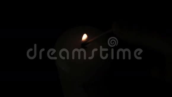 蜡烛被点燃了视频的预览图
