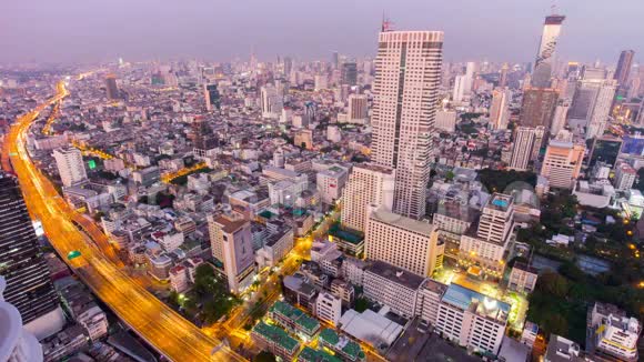 日落到夜光曼谷城市屋顶全景4k时间间隔泰国视频的预览图