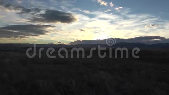 山脉的日落盘视频的预览图