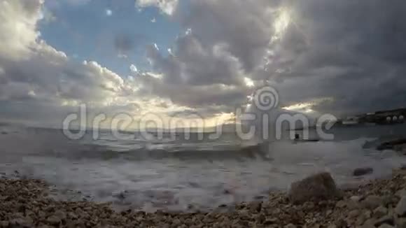 惊涛骇浪的云层穿过汹涌的大海视频的预览图