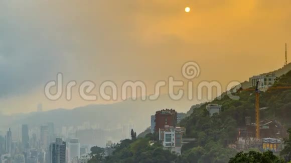香港著名的景色从维多利亚峰时间推移日出时拍摄太阳爬上九龙山视频的预览图