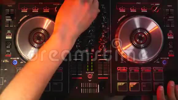DJ工作在设备的顶部视图视频的预览图