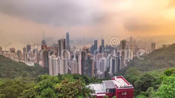 香港著名的景色从维多利亚峰时间推移日出时拍摄太阳爬上九龙湾视频的预览图