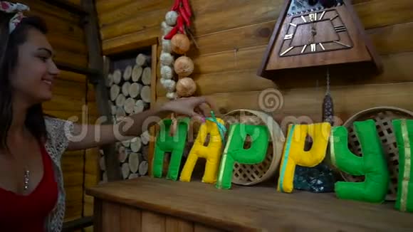 壁炉里的毛毡字母带来的快乐视频的预览图
