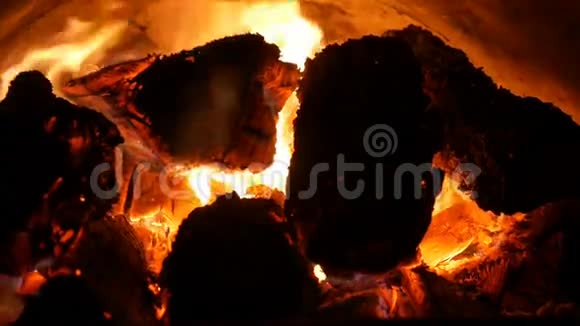 火焰笼罩着铁炉里的木头视频的预览图