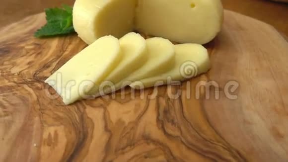 巴贝奶酪头放在乡村餐桌上切片视频的预览图