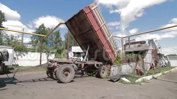 拖拉机卸草用于草药饲料生产视频的预览图