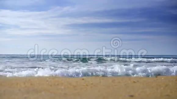 波光粼粼的波浪水照耀着阳光明媚的一天夏日海滩上抽象模糊的背景视频的预览图