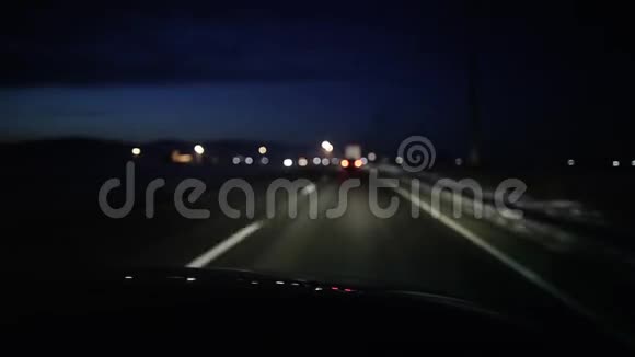 晚上在高速公路上开车视频的预览图