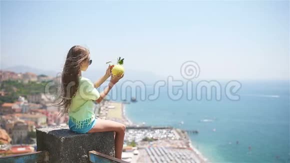 地中海和天空背景下的大黄柠檬视频的预览图