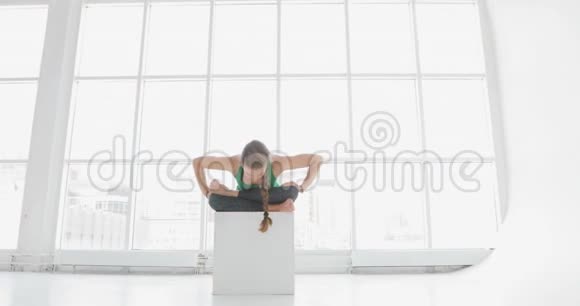 在健身工作室锻炼健康生活方式的女性瑜伽班健身女性在健身馆做瑜伽视频的预览图
